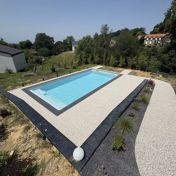 Plage de piscine en résine