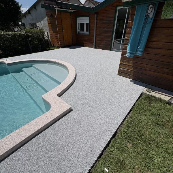 Plage de piscine en résine à Pau 64