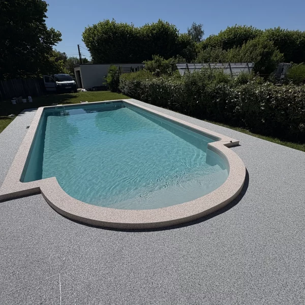 Plage de piscine sécurisée en moquette de pierre à L’Isle-Jourdain 32
