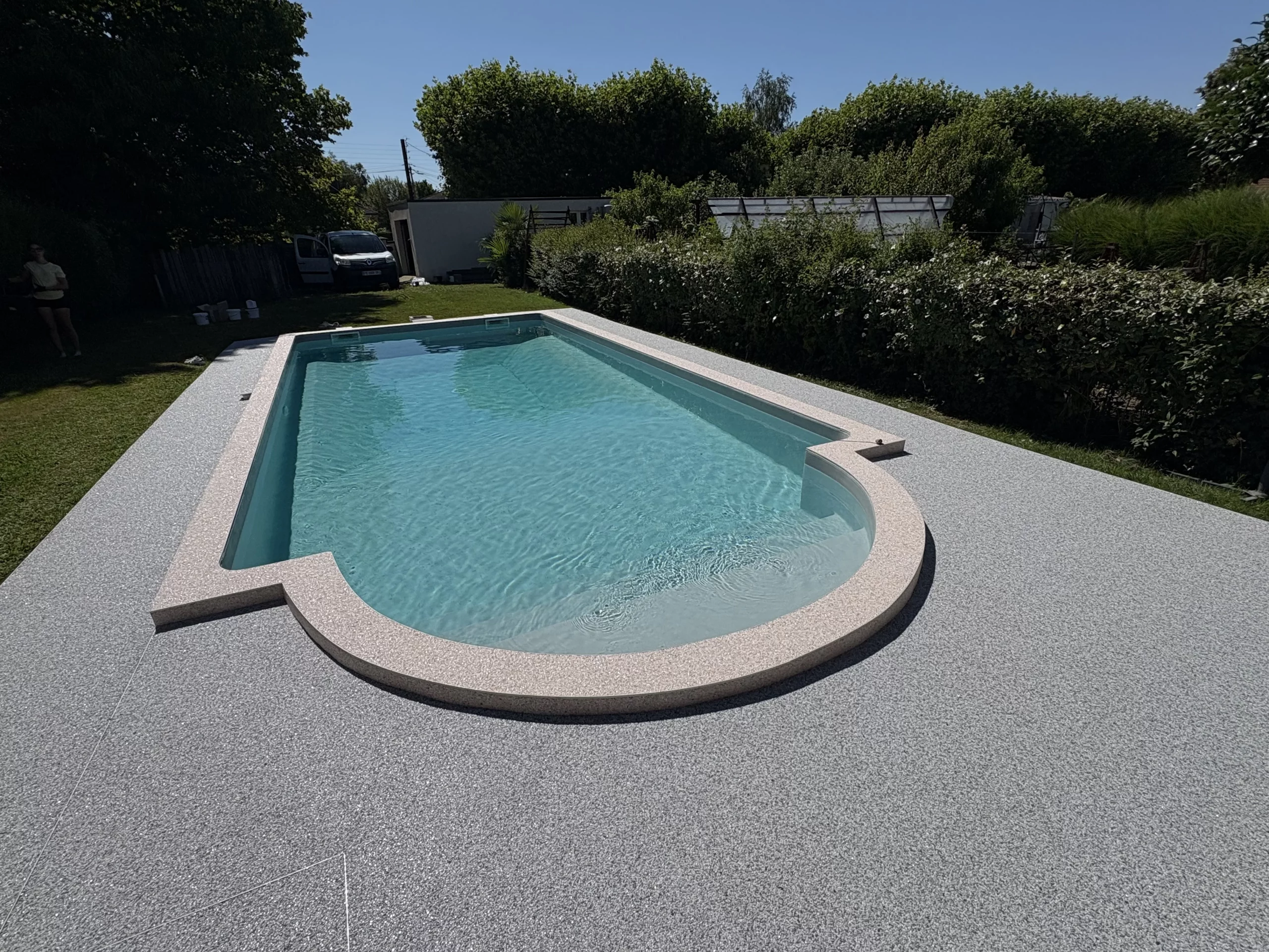 Plage de piscine sécurisée en moquette de pierre à L’Isle-Jourdain 32