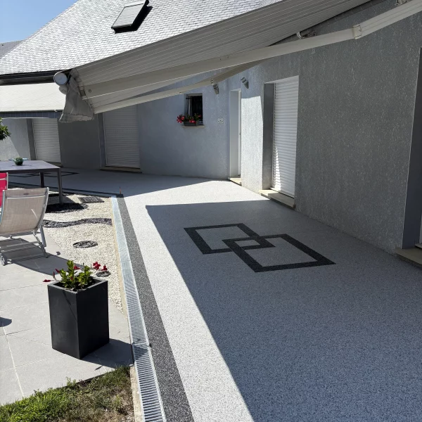 Terrasse sécurisée en moquette de pierre à Lourdes 65