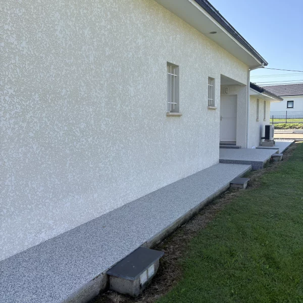 Pose de moquette de pierre en cours sur un tour de maison à Tarbes 65