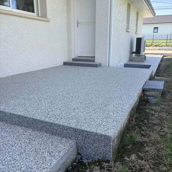Terrasse sécurisée en moquette de pierre à Ibos 65