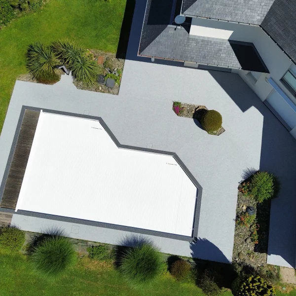 Plage de piscine en résine drainante à Pau 64