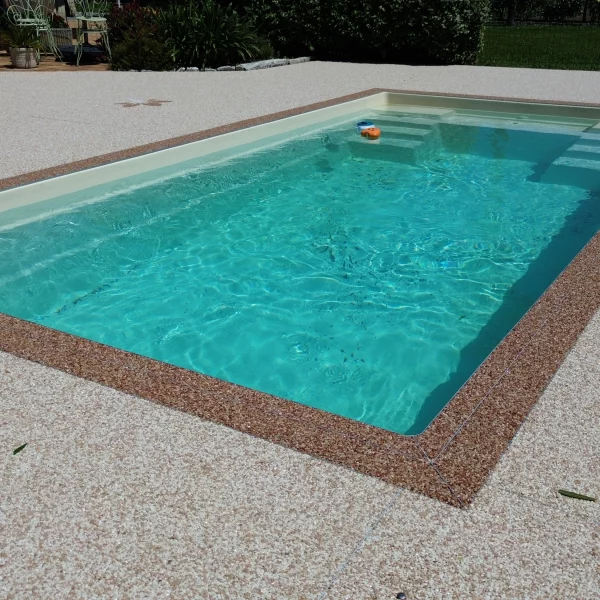 Tour de piscine en résine drainante à Pau 64